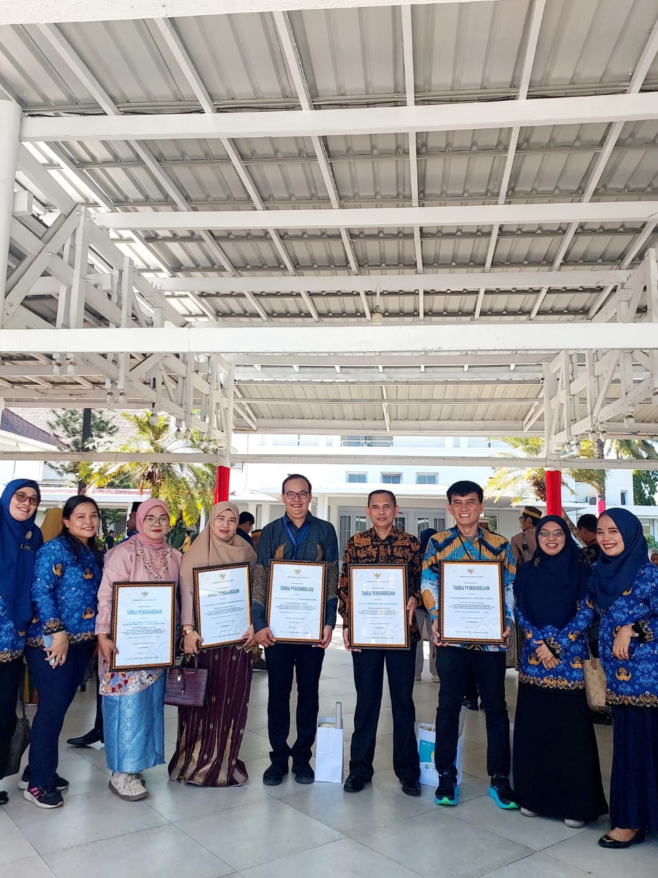  PT MPI Makassar Terima Penghargaan dari Pj Gubernur Sulawesi Selatan sebagai Salah Satu Distributor Alkes Terbaik